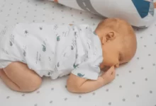 فوائد وأضرار نوم الرضيع على بطنه