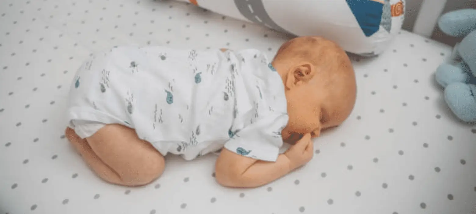 فوائد وأضرار نوم الرضيع على بطنه