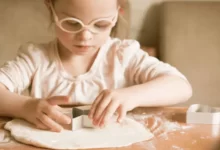 هل مشاركة الأطفال في تنظيف البيت تعد استغلالًا أم تربية؟