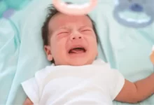 كيفية التعامل مع بكاء الطفل حديث الولادة