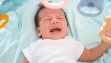 كيفية التعامل مع بكاء الطفل حديث الولادة